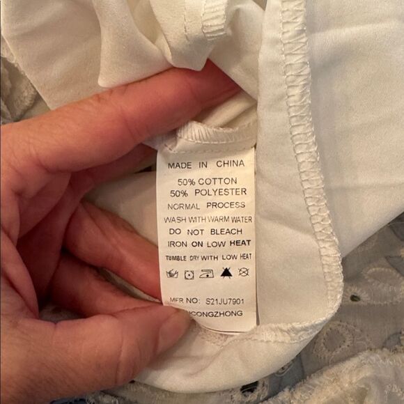 SIMPLEE Eyelet Floral Romper *NEW* - Picture 7 of 12